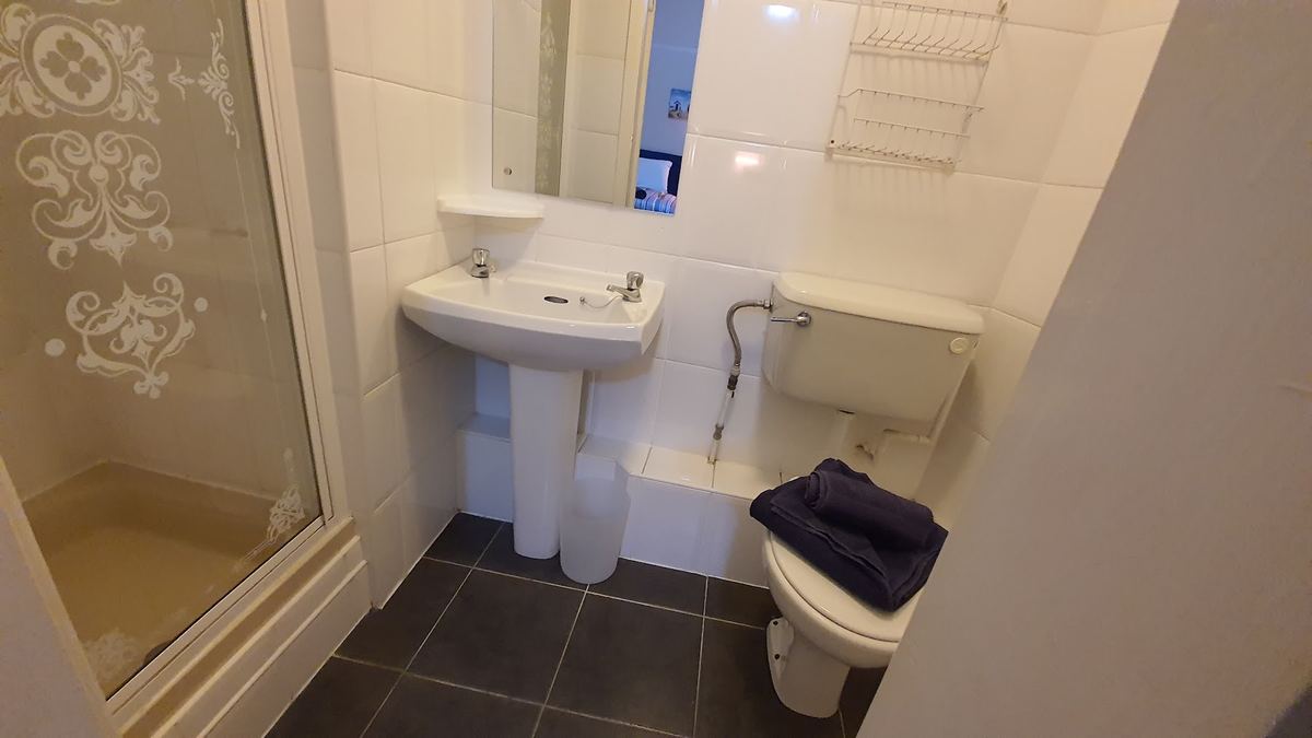 An en-suite shower room at the Granby Hotel